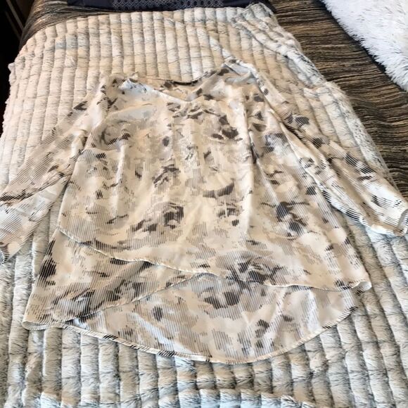 Apt. 9 Tops - Beautiful black and white apt. 9 blouse